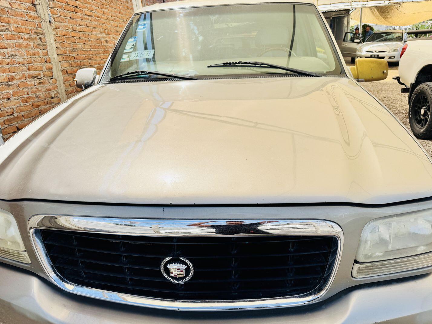 Cadillac Escalade 1999 – Potencia V8 y Confort de Clase Mundial