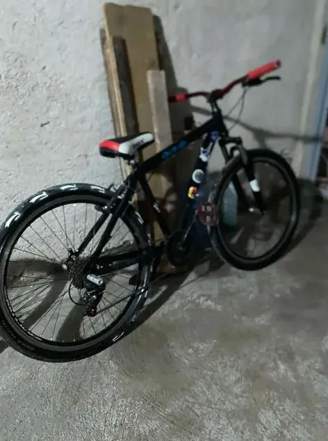Bicicleta de Montaña R26 Custom Negro/Rojo - ¡Lista para rodar!