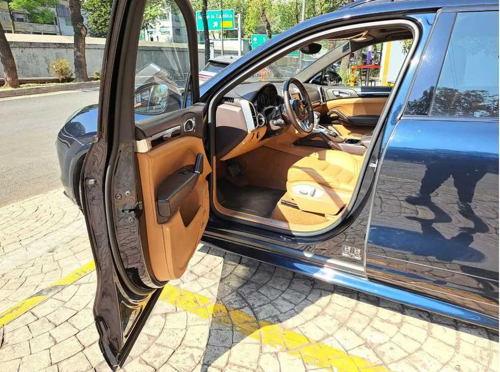 PORSCHE CAYENNE GTS 2016