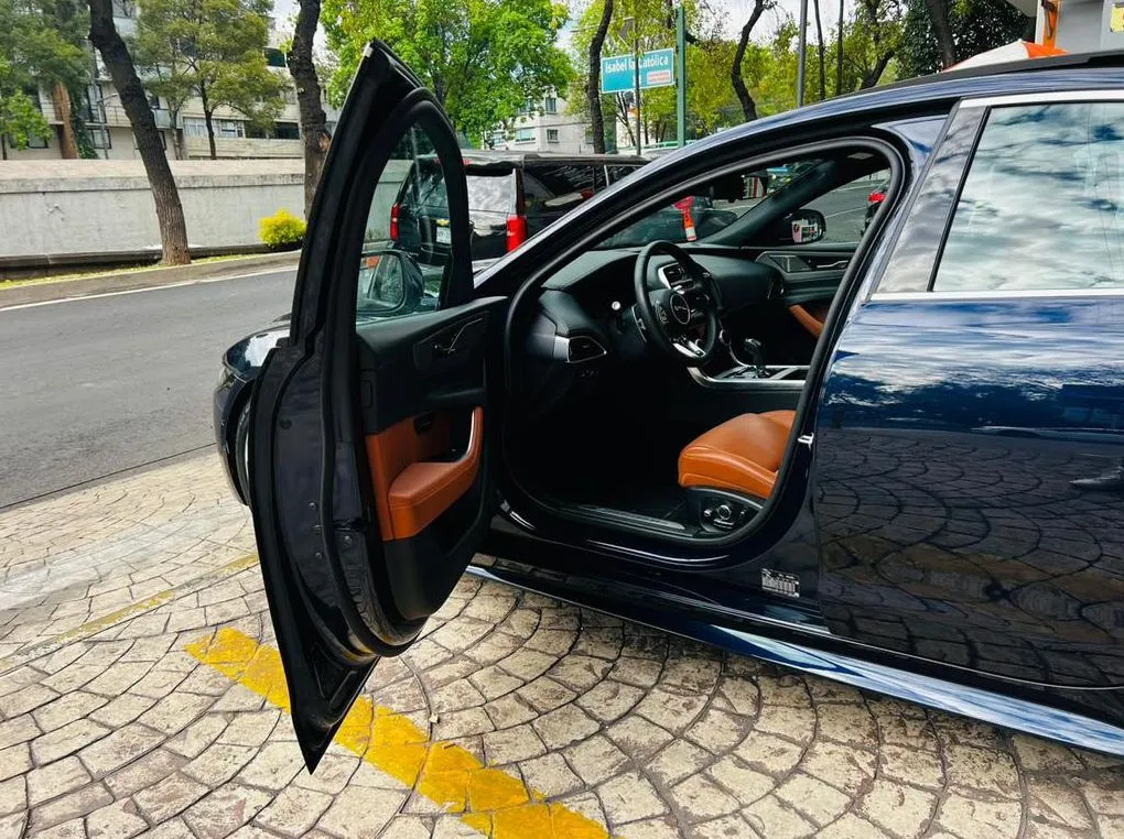 JAGUAR XE R DYNAMIC SE 300PS 2020
