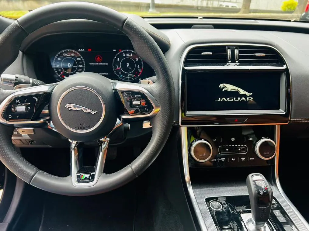 JAGUAR XE R DYNAMIC SE 300PS 2020