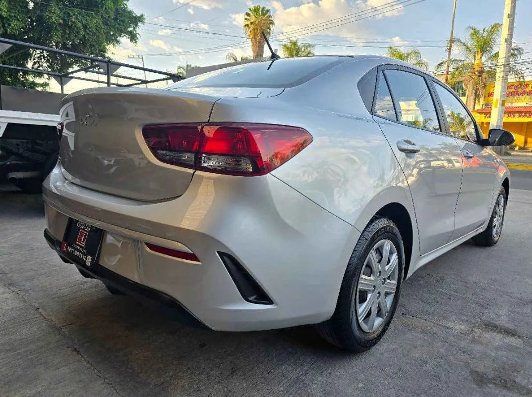 Kia KIA RIO SEDAN 2023 4p L L4/1.6 Aut.