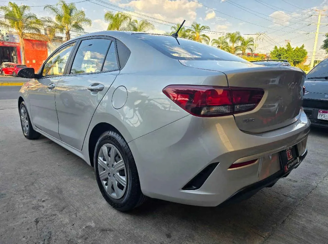 Kia KIA RIO SEDAN 2023 4p L L4/1.6 Aut.