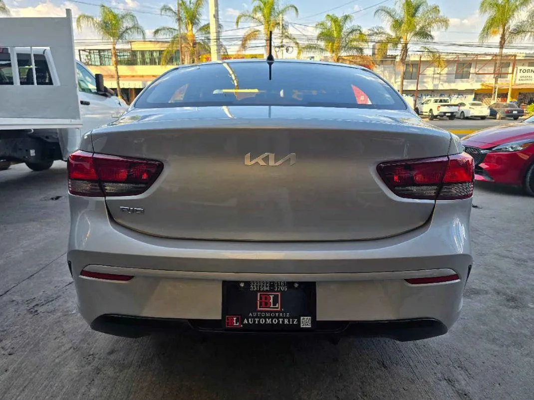 Kia KIA RIO SEDAN 2023 4p L L4/1.6 Aut.