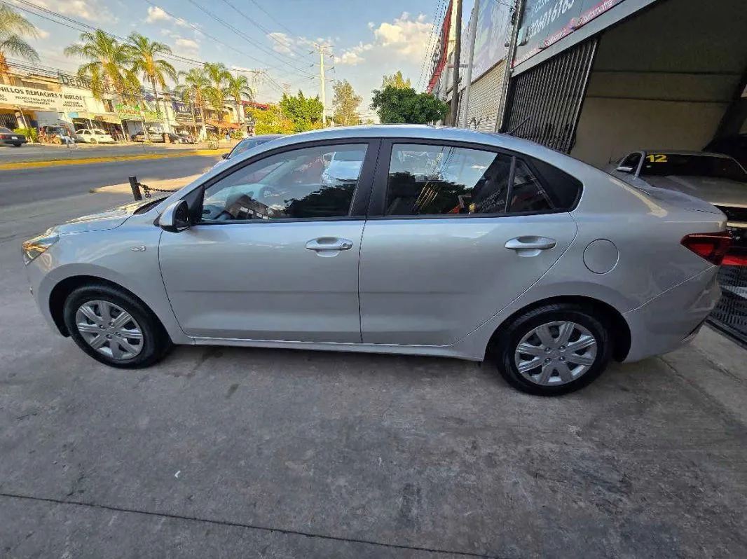 Kia KIA RIO SEDAN 2023 4p L L4/1.6 Aut.
