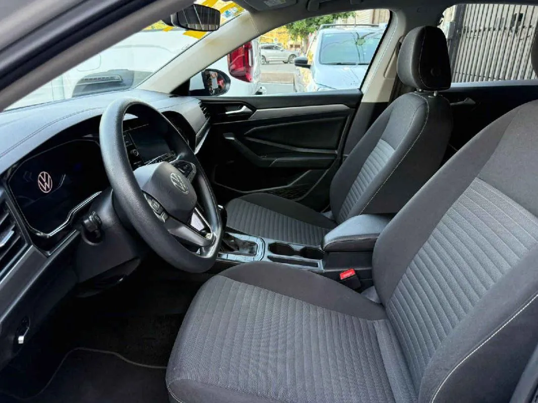 Volkswagen Jetta 2024 4p Trendline L4/1.4/T Aut.