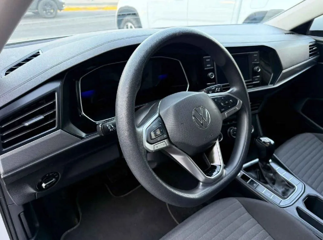 Volkswagen Jetta 2024 4p Trendline L4/1.4/T Aut.