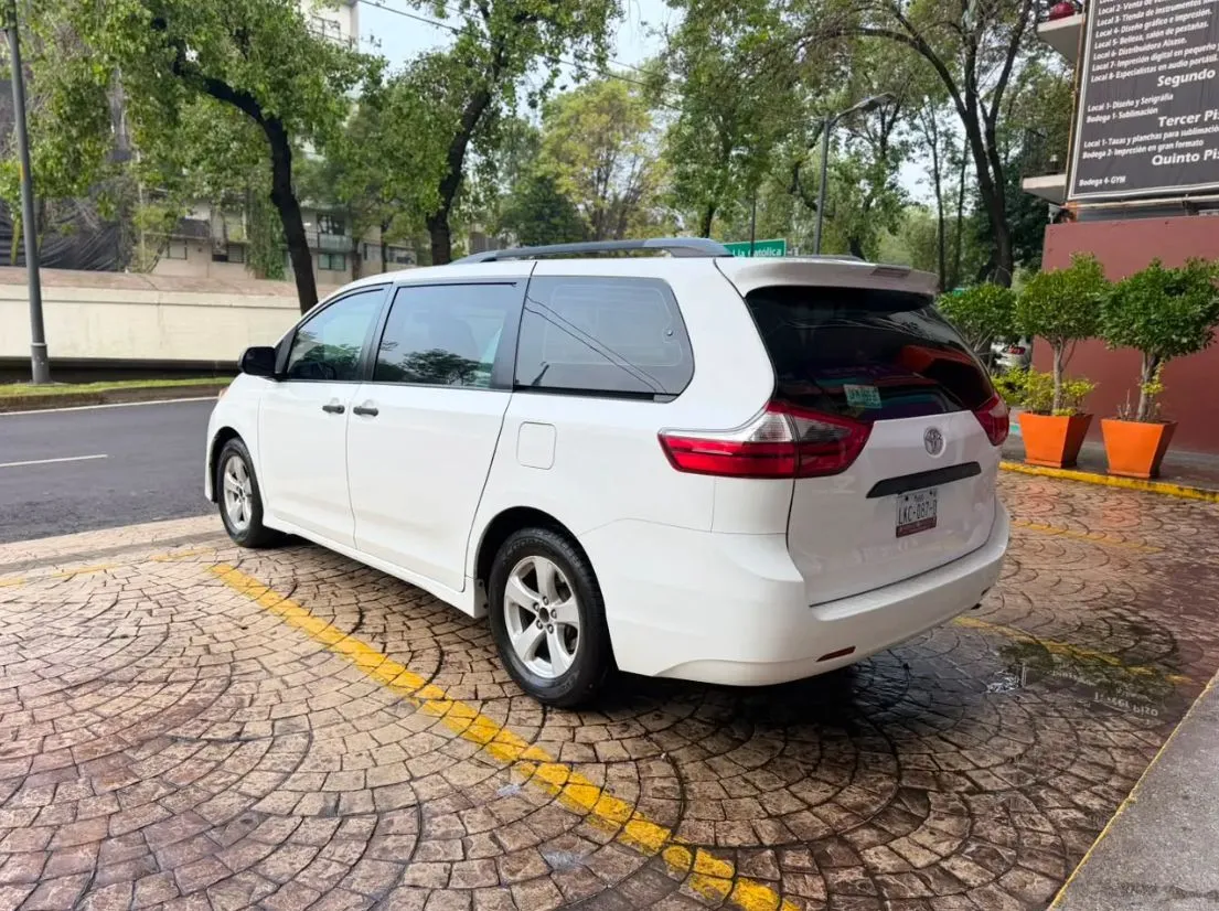 TOYOTA SIENNA CE 2020