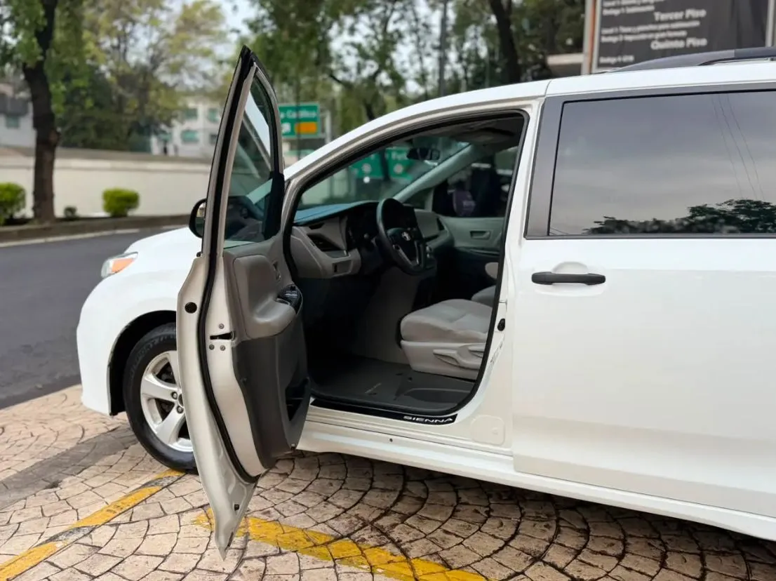 TOYOTA SIENNA CE 2020