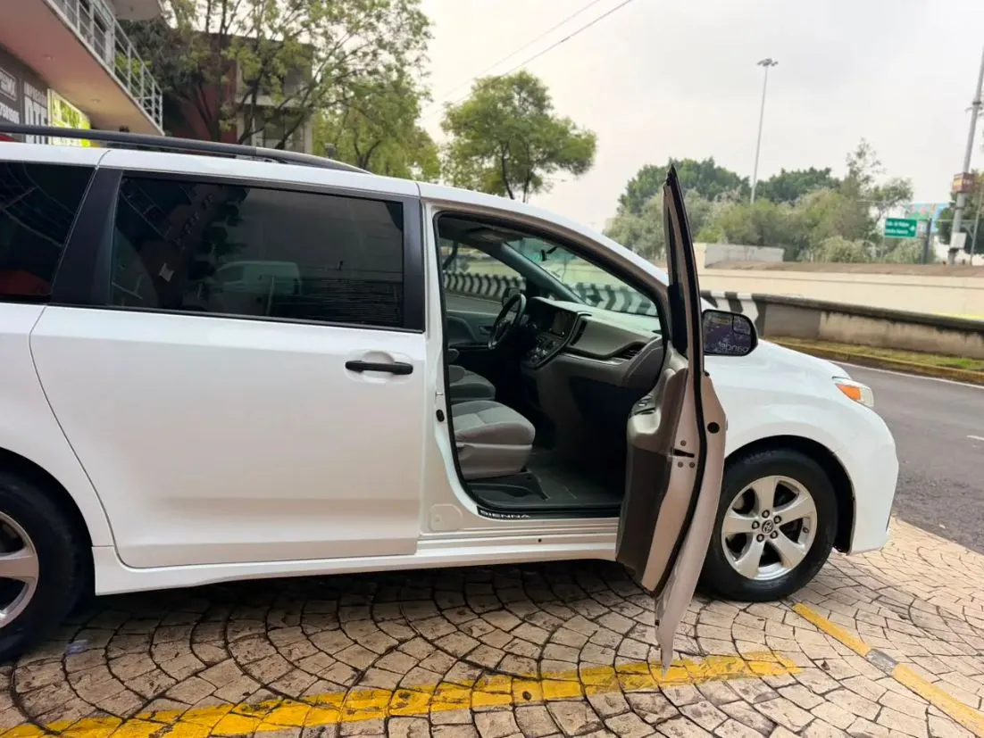 TOYOTA SIENNA CE 2020