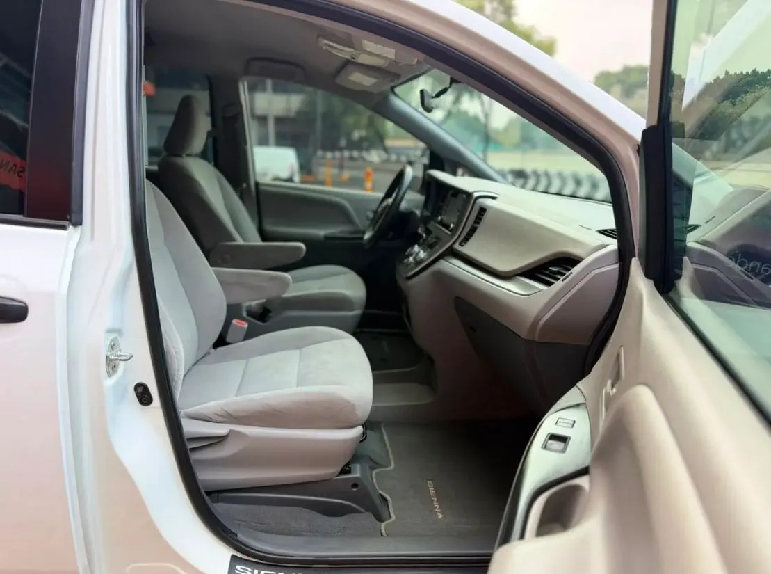 TOYOTA SIENNA CE 2020