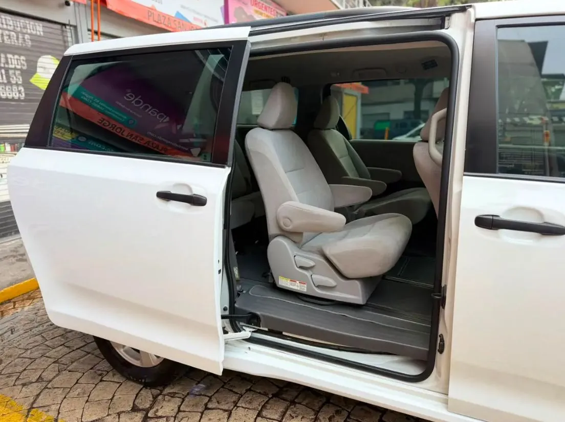 TOYOTA SIENNA CE 2020