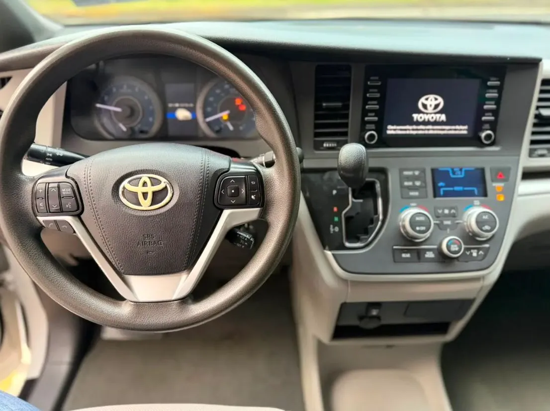 TOYOTA SIENNA CE 2020