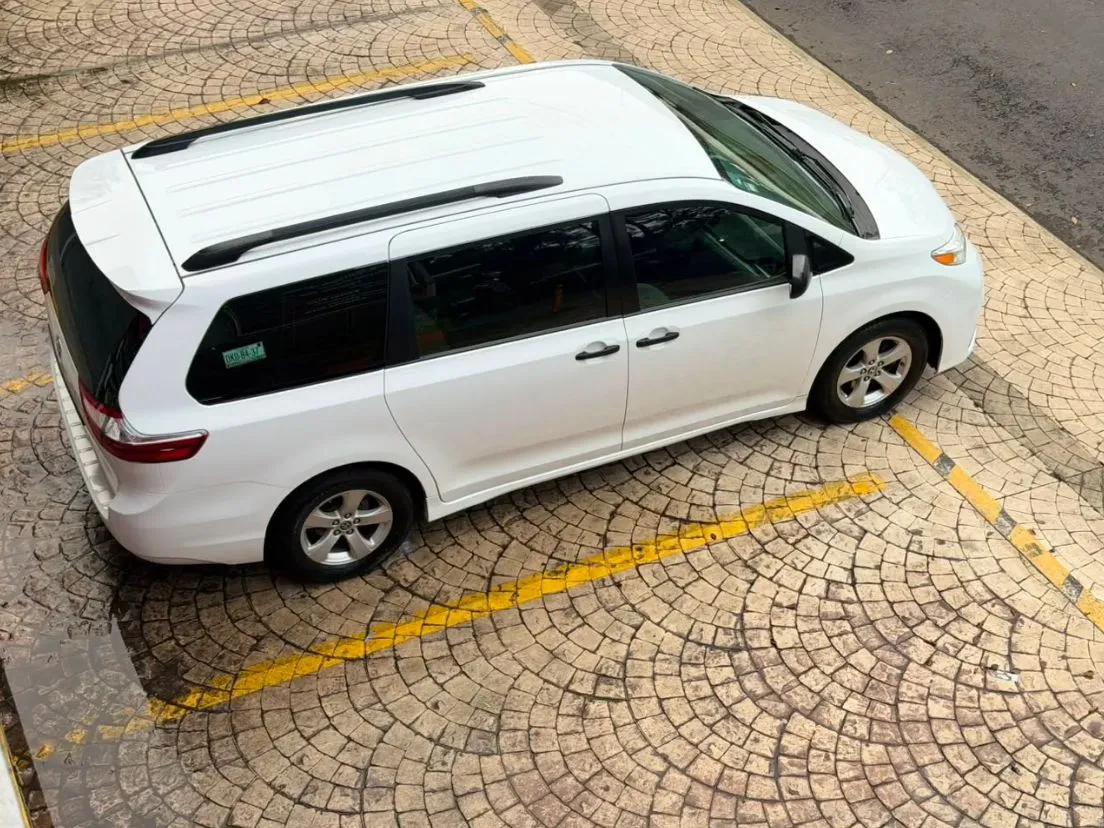 TOYOTA SIENNA CE 2020