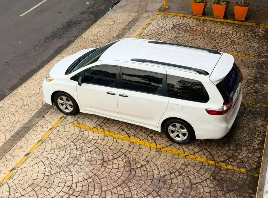 TOYOTA SIENNA CE 2020