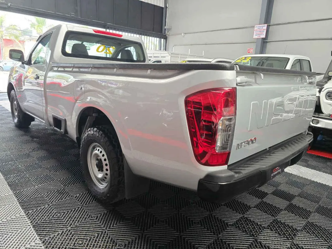 Nissan Pick Up NP300 2020 2p L4/2.4 Man A/C.