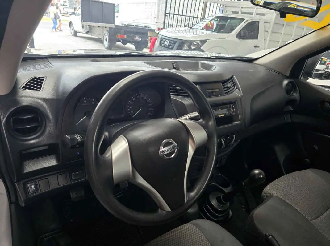 Nissan Pick Up NP300 2020 2p L4/2.4 Man A/C.