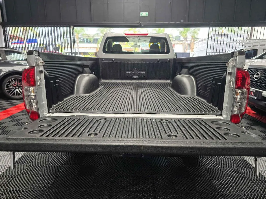 Nissan Pick Up NP300 2020 2p L4/2.4 Man A/C.