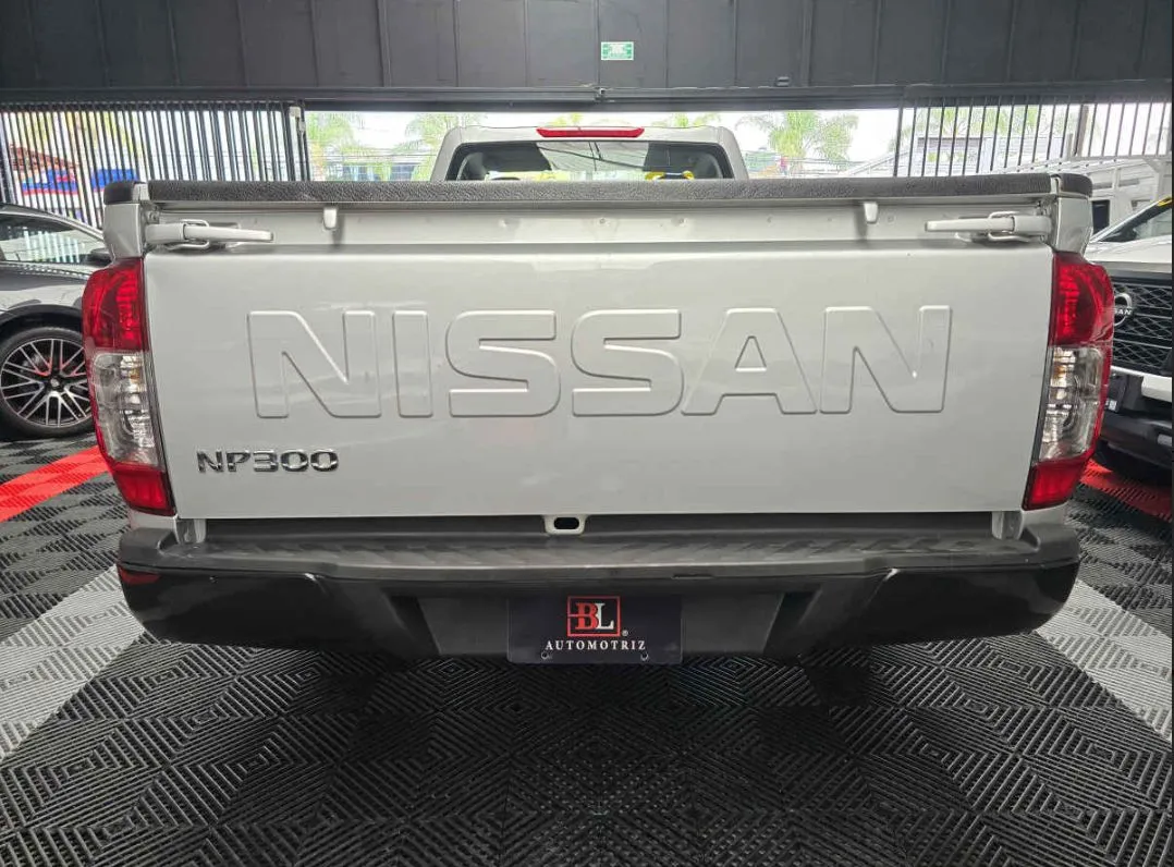 Nissan Pick Up NP300 2020 2p L4/2.4 Man A/C.