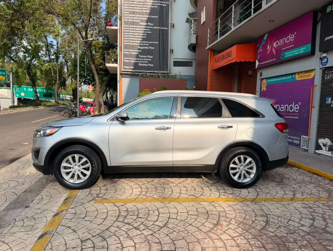 KIA SORENTO LX 2018 3 FILAS DE ASIENTOS