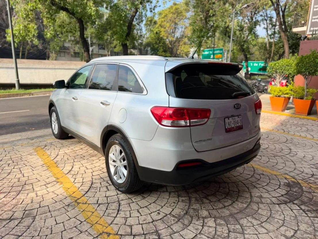 KIA SORENTO LX 2018 3 FILAS DE ASIENTOS