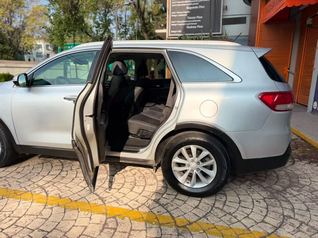 KIA SORENTO LX 2018 3 FILAS DE ASIENTOS