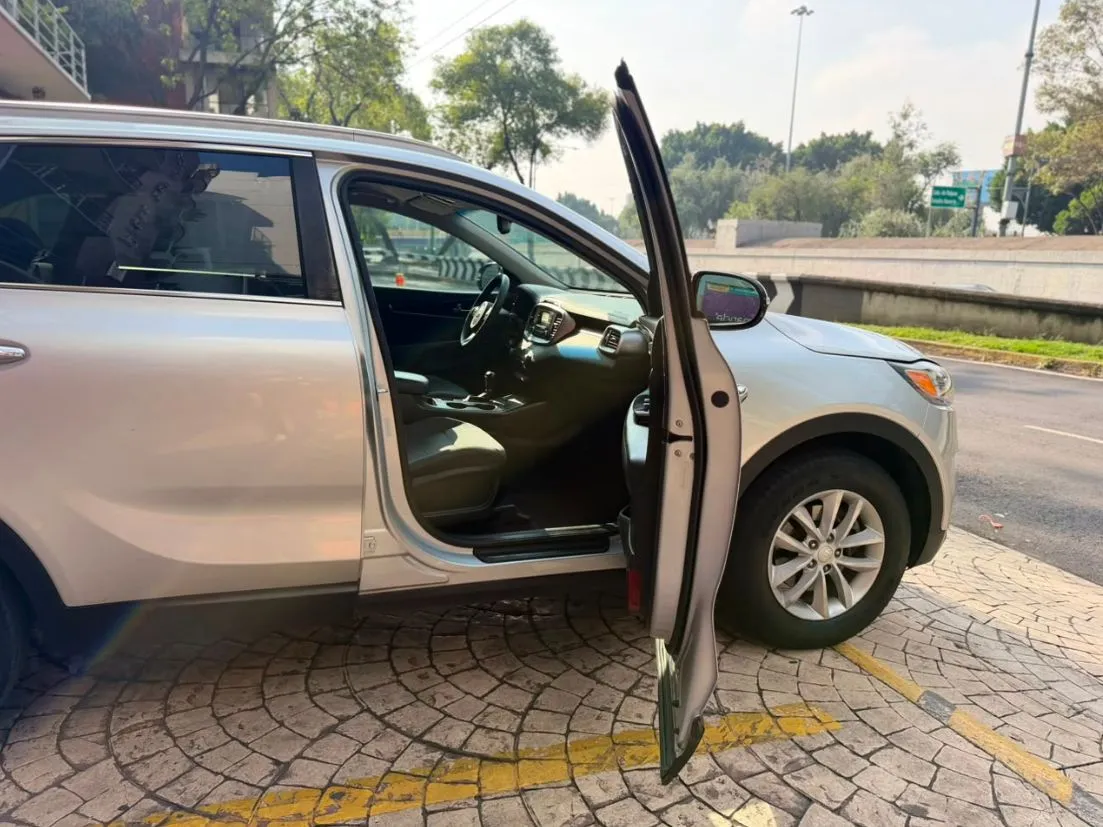 KIA SORENTO LX 2018 3 FILAS DE ASIENTOS