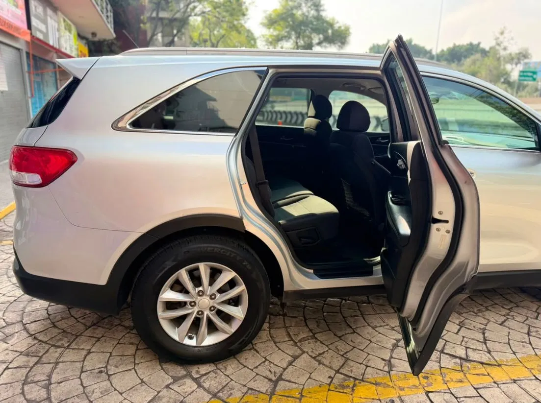 KIA SORENTO LX 2018 3 FILAS DE ASIENTOS