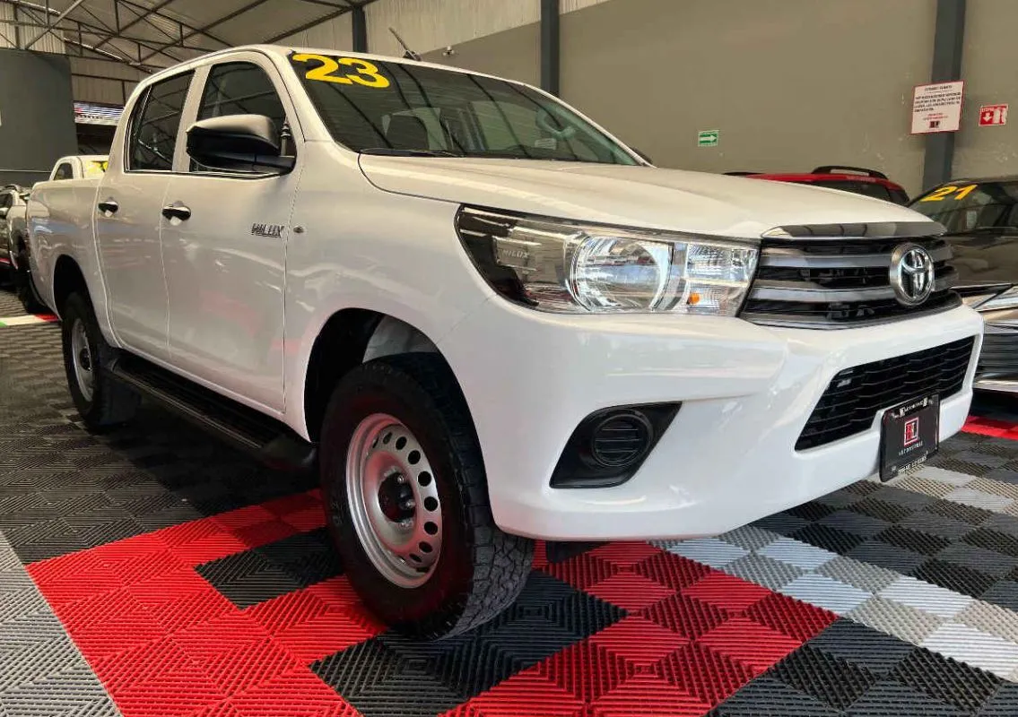 Toyota Hilux 2023 4p Doble Cabina Base L4/2.7 Man.