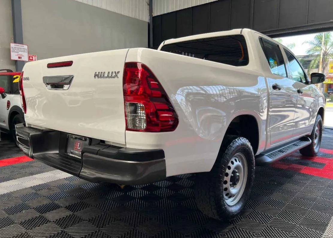 Toyota Hilux 2023 4p Doble Cabina Base L4/2.7 Man.