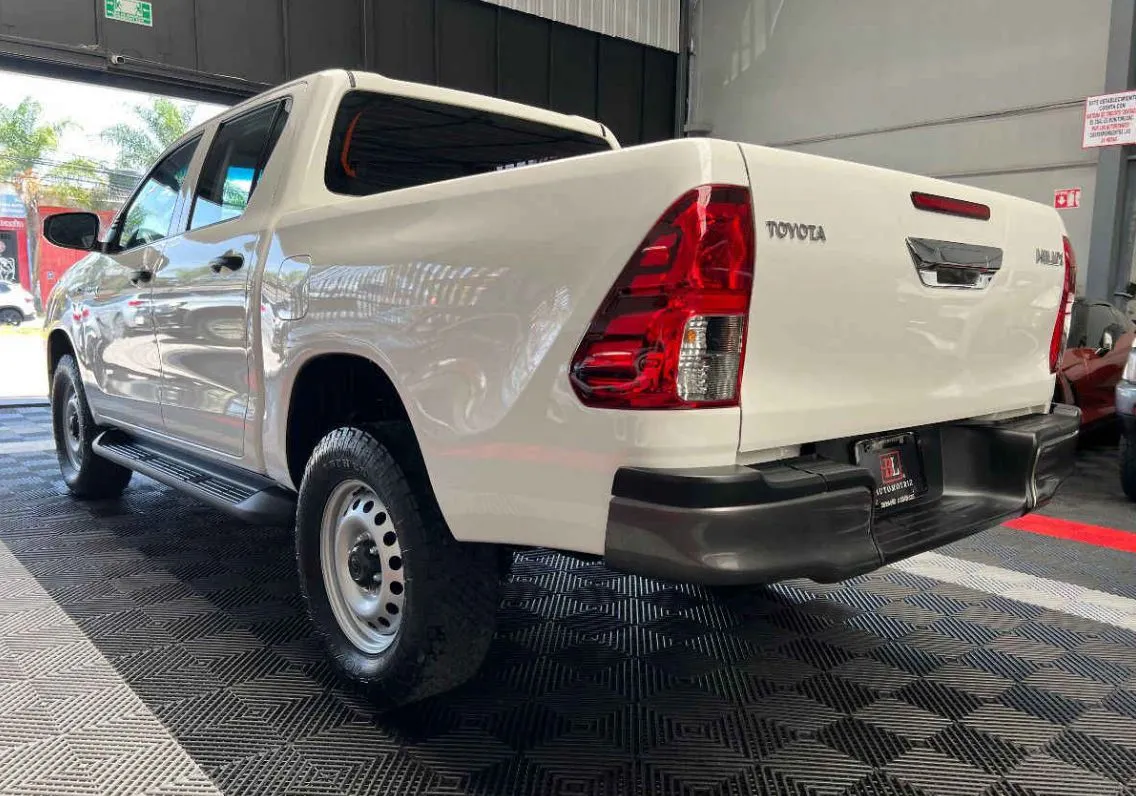 Toyota Hilux 2023 4p Doble Cabina Base L4/2.7 Man.