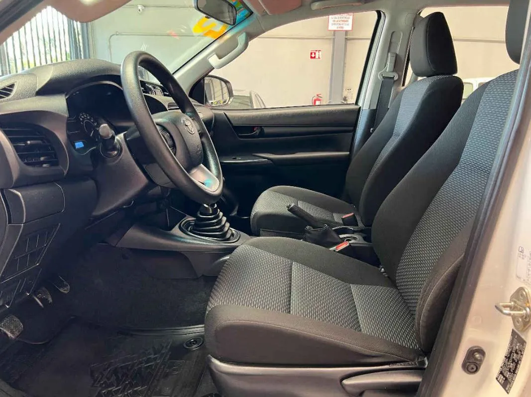 Toyota Hilux 2023 4p Doble Cabina Base L4/2.7 Man.