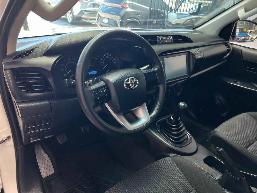 Toyota Hilux 2023 4p Doble Cabina Base L4/2.7 Man.
