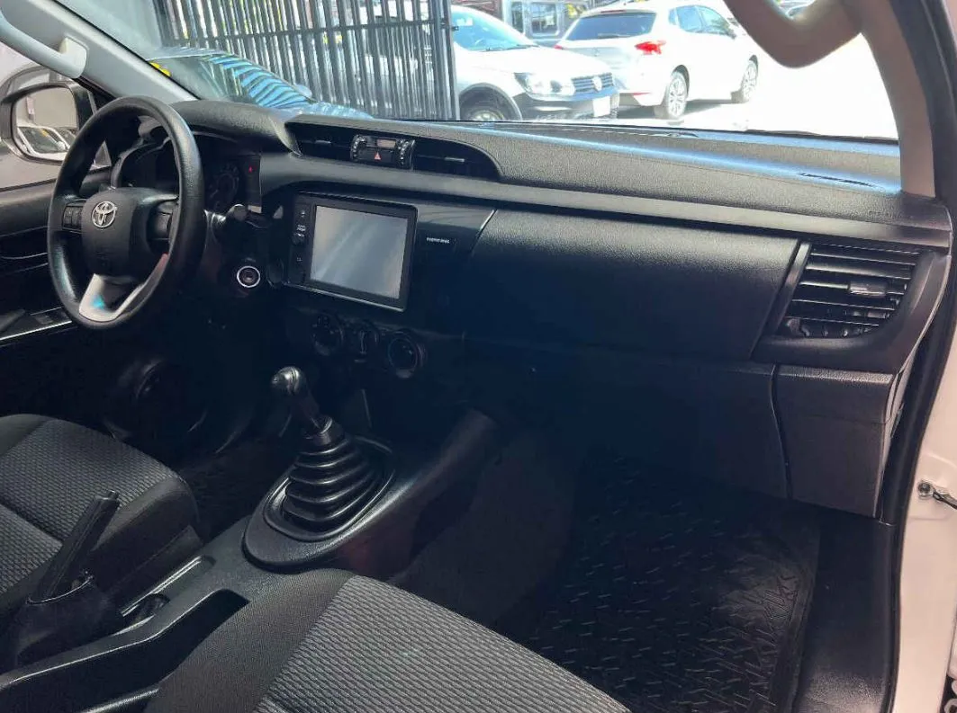 Toyota Hilux 2023 4p Doble Cabina Base L4/2.7 Man.