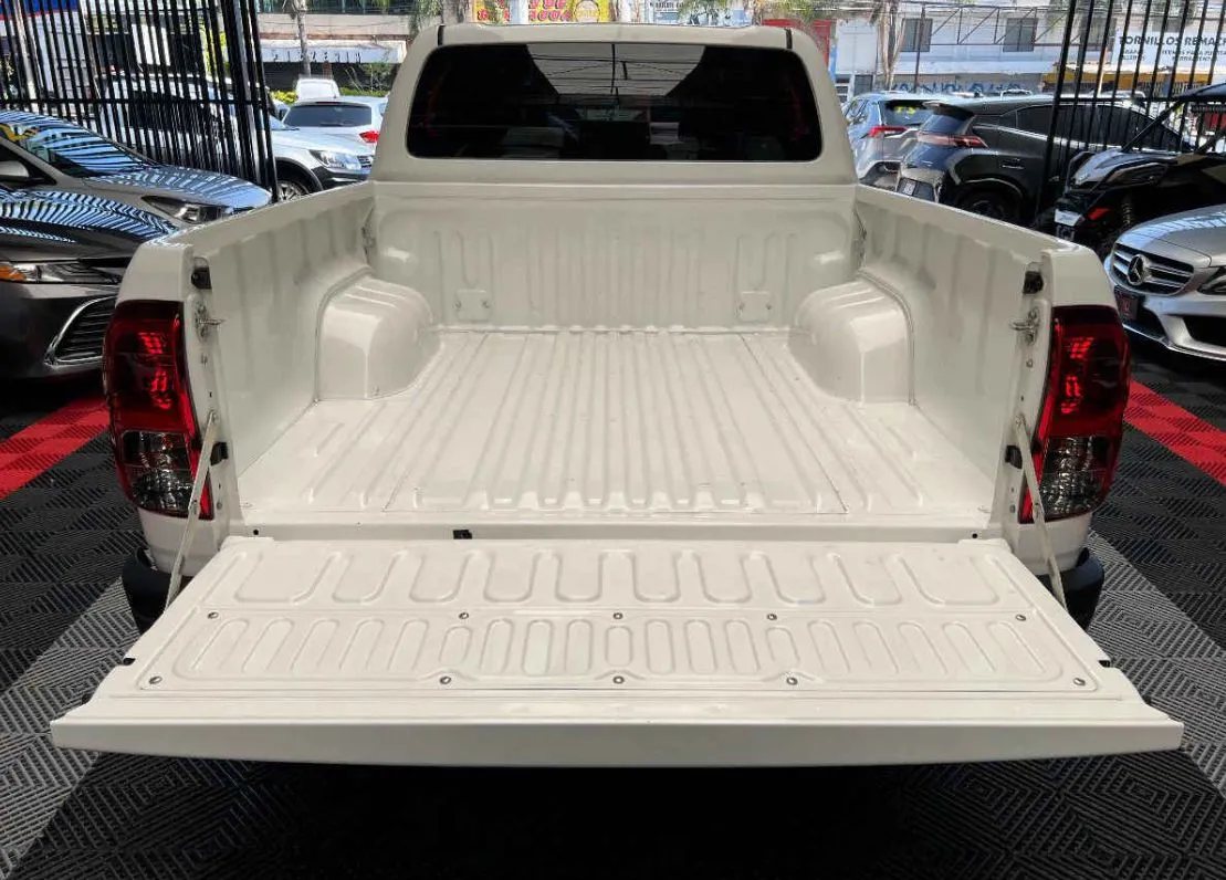 Toyota Hilux 2023 4p Doble Cabina Base L4/2.7 Man.