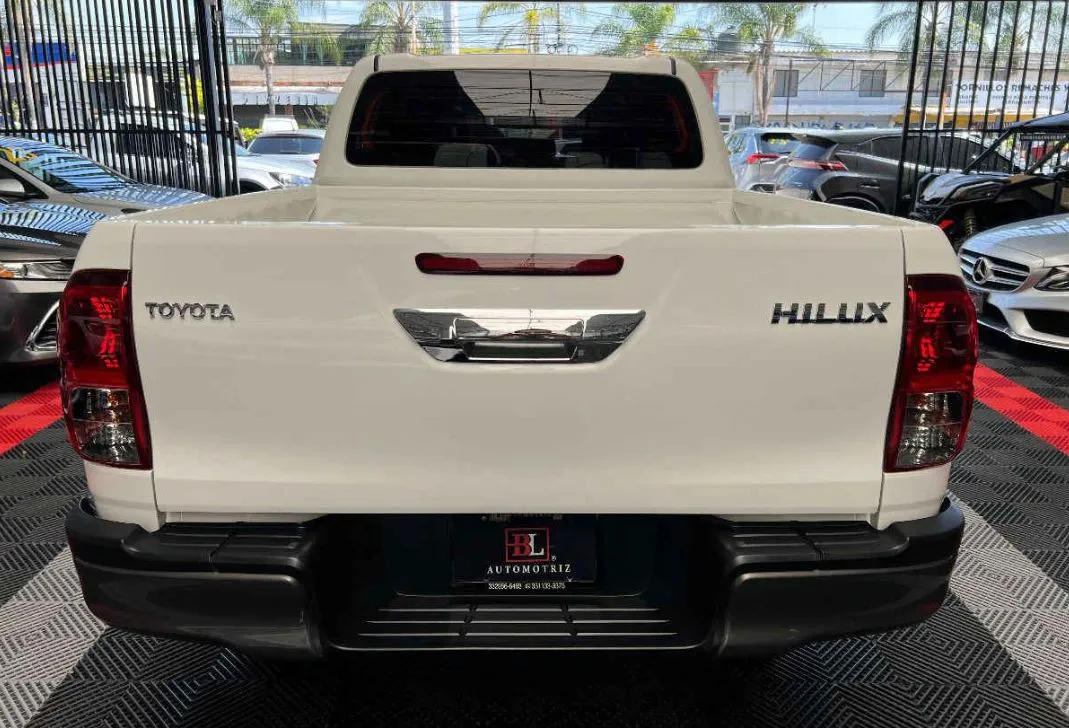 Toyota Hilux 2023 4p Doble Cabina Base L4/2.7 Man.