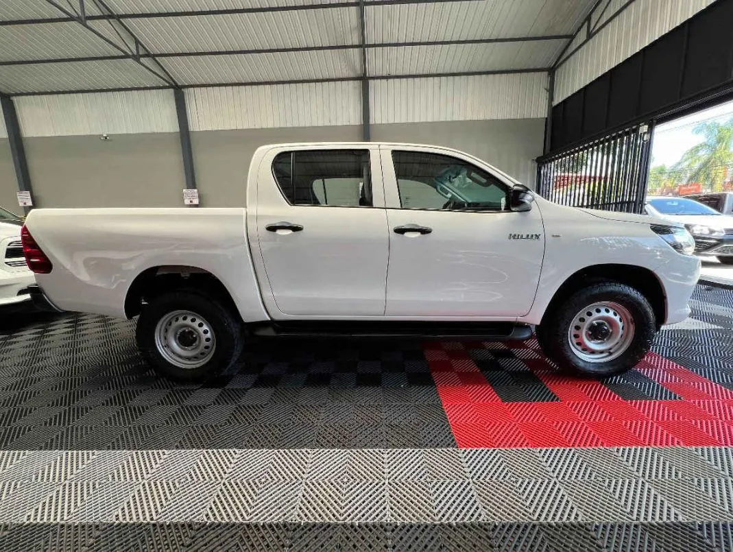 Toyota Hilux 2023 4p Doble Cabina Base L4/2.7 Man.