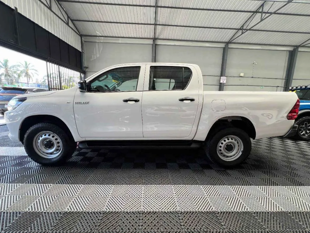 Toyota Hilux 2023 4p Doble Cabina Base L4/2.7 Man.