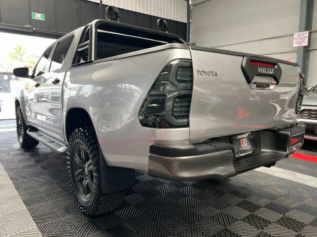 Toyota Hilux 2024 4p Doble Cabina SR L4/2.7 Man.