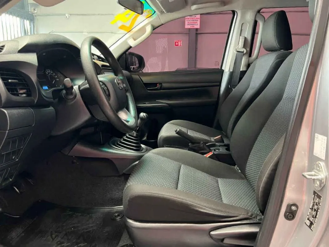 Toyota Hilux 2024 4p Doble Cabina SR L4/2.7 Man.