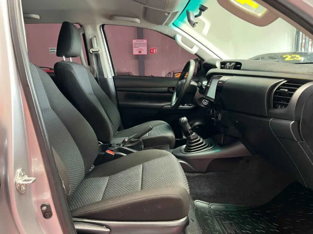 Toyota Hilux 2024 4p Doble Cabina SR L4/2.7 Man.