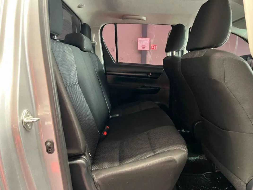 Toyota Hilux 2024 4p Doble Cabina SR L4/2.7 Man.