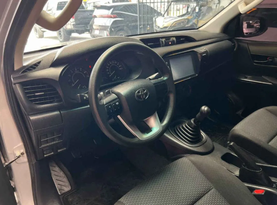Toyota Hilux 2024 4p Doble Cabina SR L4/2.7 Man.