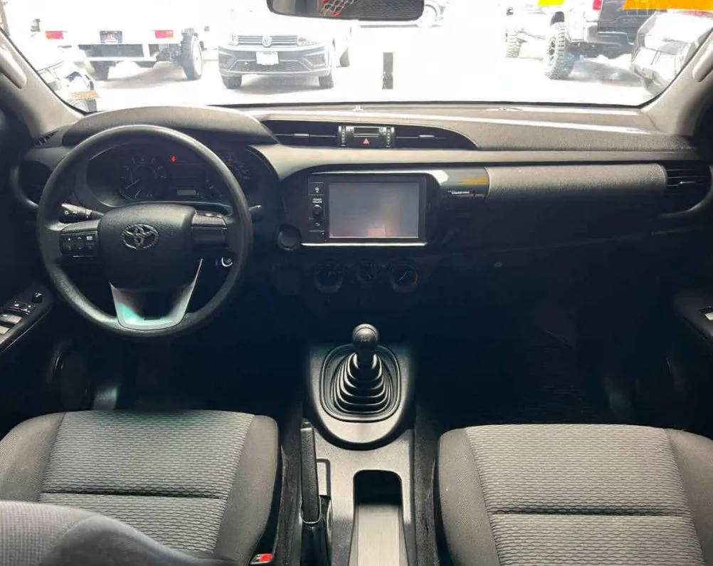 Toyota Hilux 2024 4p Doble Cabina SR L4/2.7 Man.