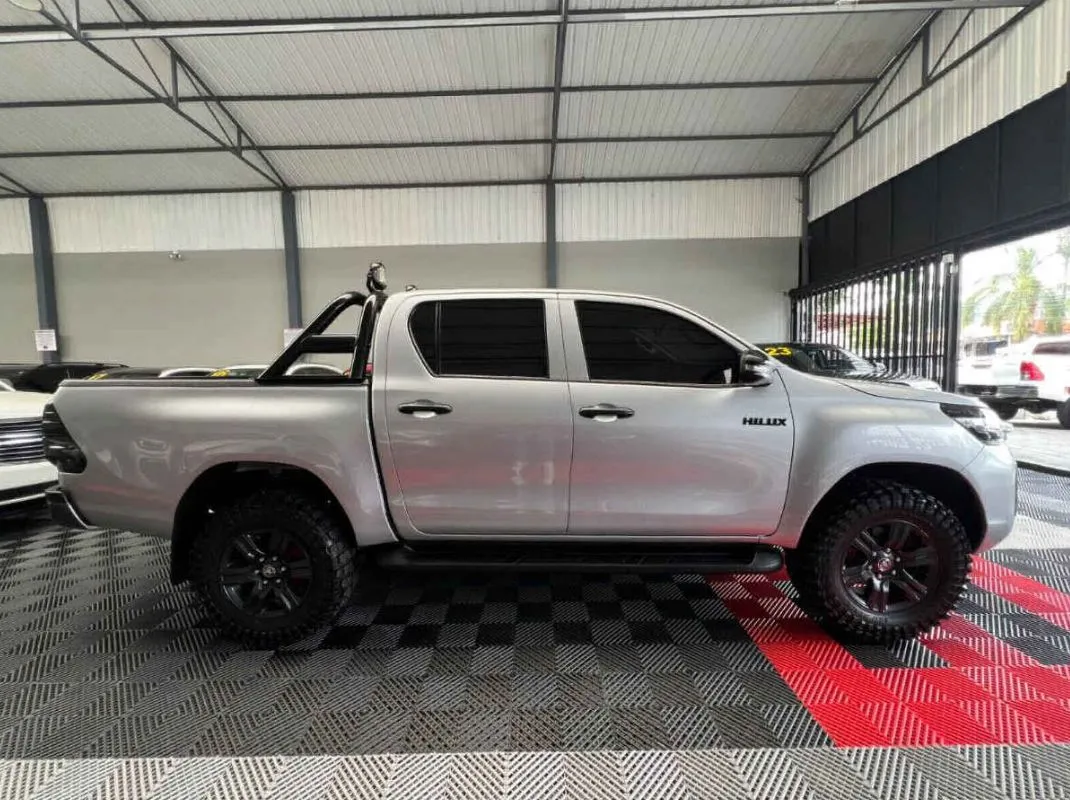 Toyota Hilux 2024 4p Doble Cabina SR L4/2.7 Man.