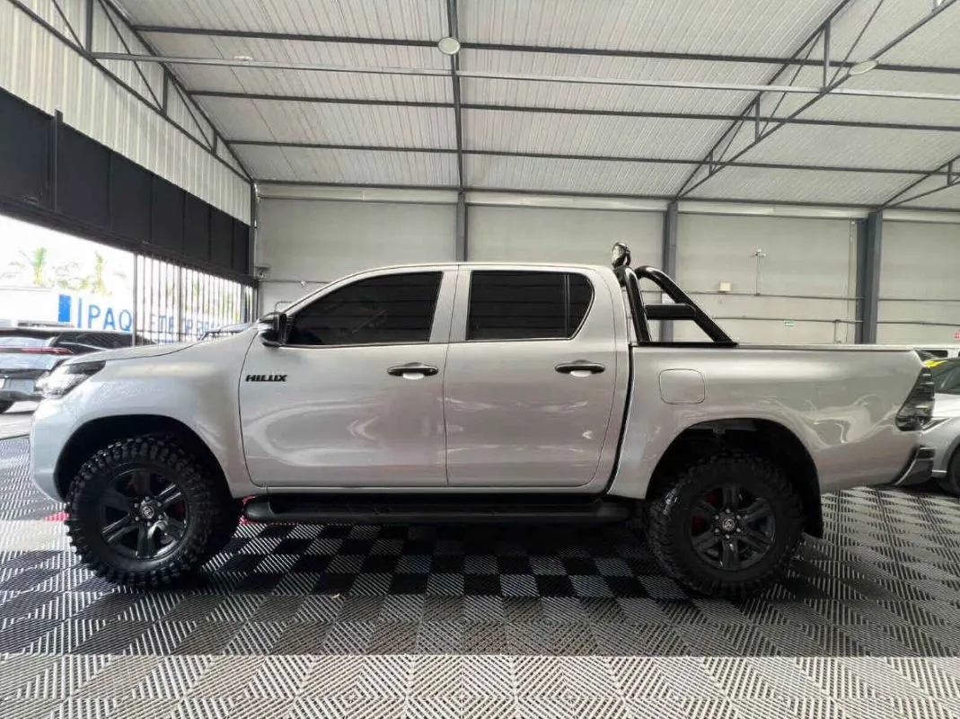 Toyota Hilux 2024 4p Doble Cabina SR L4/2.7 Man.