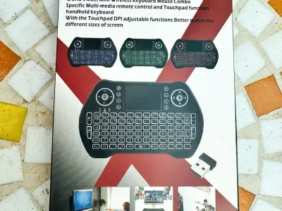 Teclado Mini Inalámbrico con Touchpad – Como Nuevo, Compacto y Funcional